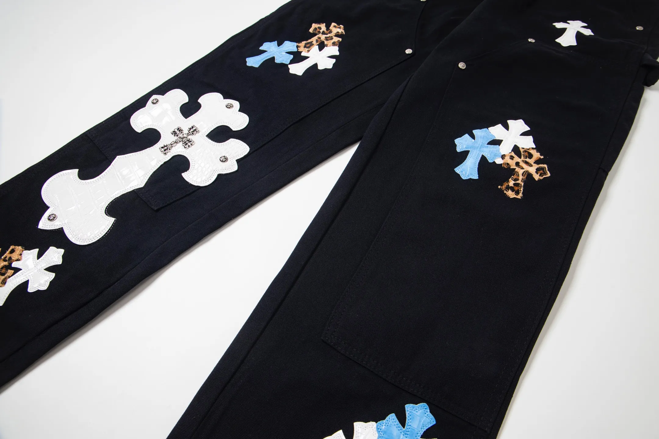 P270 Chrome Hearts/Chrome Hearts 25FW CH Workwear Logging Large Cross Leather Jeans Limited Edition Chrome Hearts are the most popular pants in color. Made of beaded canvas fabric, heavy washing makes the upper body of the fabric more textured and the pants are tall and straight! The three-dimensional cutting of the whole trousers is a masterpiece! The hardware is customized by zp. The beaded canvas fabric is thick and soft after being washed. It has good breathability. Customized small leather label. Unique design. The details are simple and elegant, and the workmanship is exquisite. The whole trousers are neatly routed and the details are in place! It’s so cool that both men and women can easily control the genderless trend! Style number: 1719# Color: black Size: 28 30 32 34 36